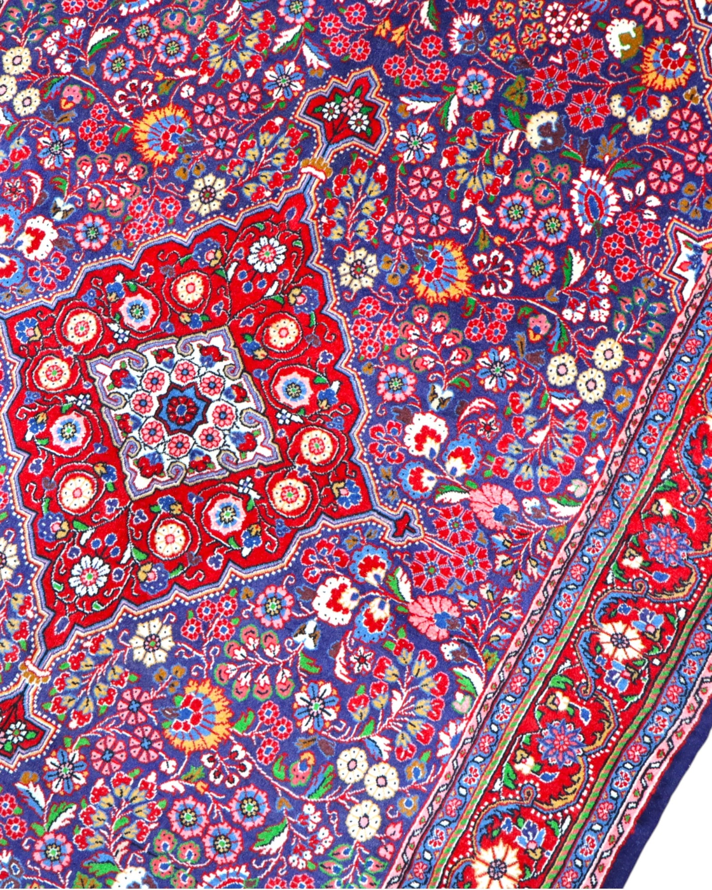 Tappeto Jozan 203x131 cm persiano, annodato a mano, fondo blu e rosso con medaglione centrale e motivi floreali ricchi di dettagli.