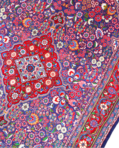 Tappeto Jozan 203x131 cm persiano, annodato a mano, fondo blu e rosso con medaglione centrale e motivi floreali ricchi di dettagli.