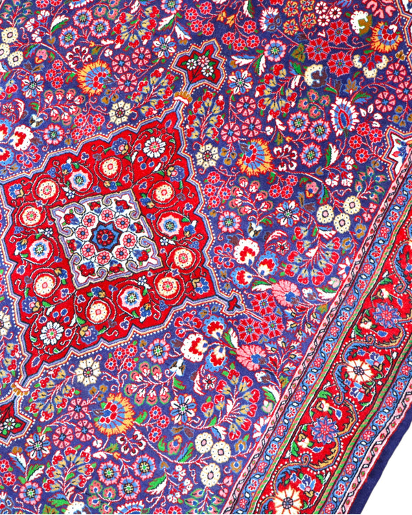 Tappeto Jozan 203x131 cm persiano, annodato a mano, fondo blu e rosso con medaglione centrale e motivi floreali ricchi di dettagli.