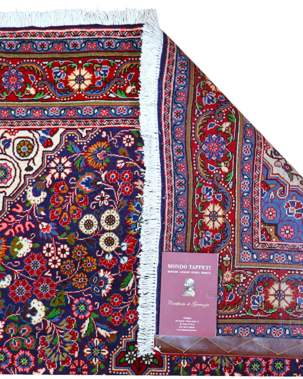 Tappeto Jozan 203x131 cm persiano, annodato a mano, fondo blu e rosso con medaglione centrale e motivi floreali ricchi di dettagli.
