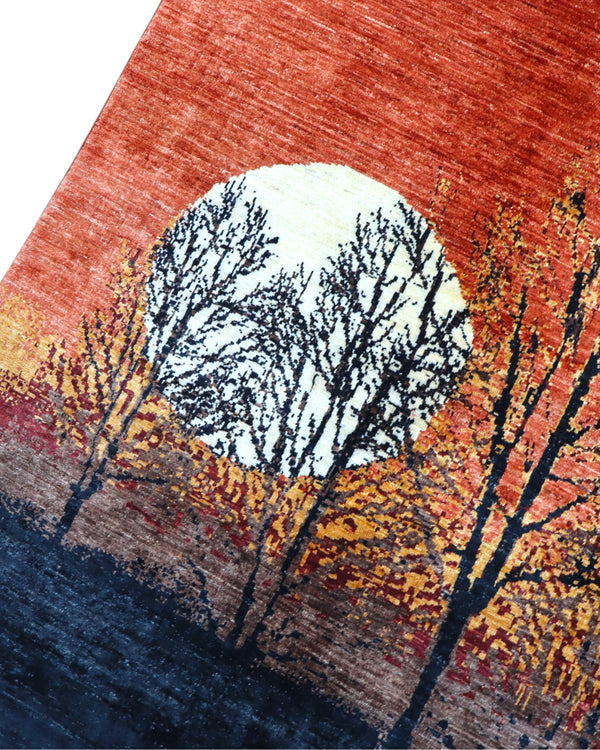 Tappeto Moderno persiano 300x243 cm con paesaggio al tramonto, fondo rosso e nero con alberi e luna bianca, tramato ed annodato a mano.