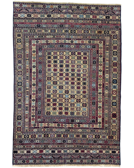 Tappeto Sumakh 180x130 cm con motivi geometrici e floreali in rosso, blu e crema su fondo beige.