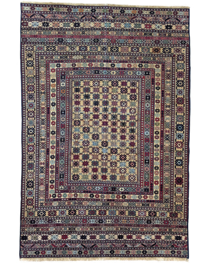 Tappeto Sumakh 180x130 cm con motivi geometrici e floreali in rosso, blu e crema su fondo beige.