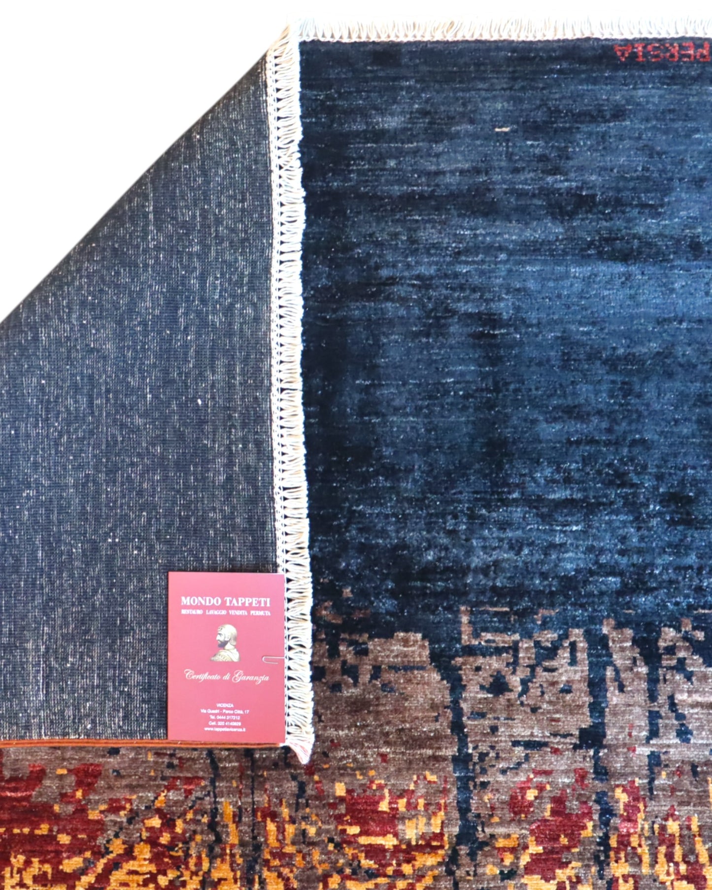 Tappeto Moderno persiano 300x243 cm con paesaggio al tramonto, fondo rosso e nero con alberi e luna bianca, tramato ed annodato a mano.