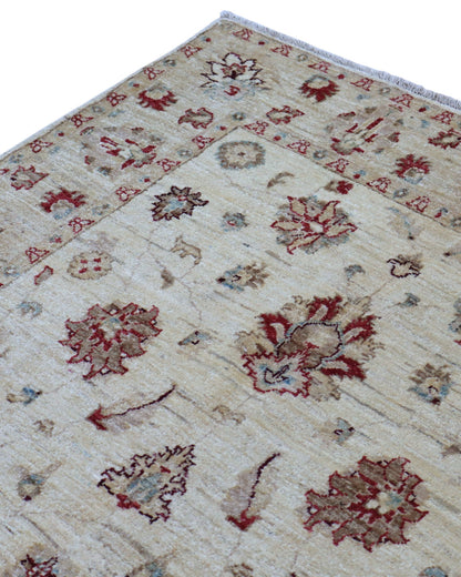 Tappeto Farahan 188x123 cm persiano, annodato a mano, fondo beige/avorio con motivi floreali rossi e tocchi azzurri.