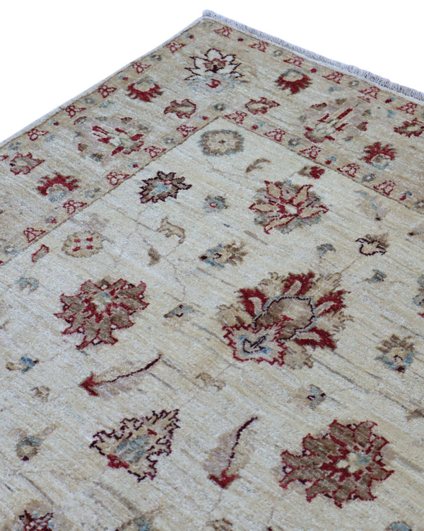 Tappeto Farahan 188x123 cm persiano, annodato a mano, fondo beige/avorio con motivi floreali rossi e tocchi azzurri.