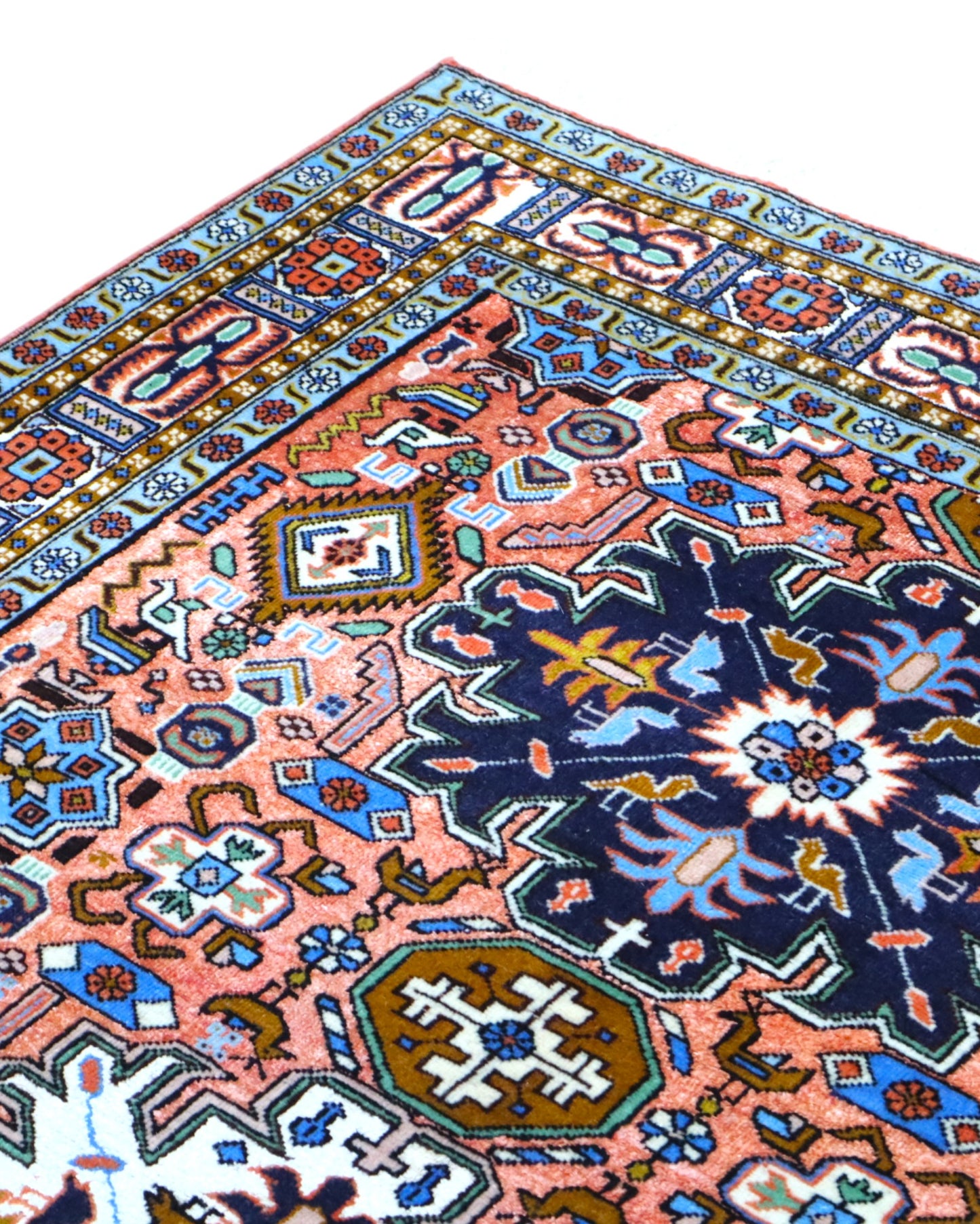 Tappeto Ardabil 186x135 cm, lana annodata a mano, fondo rosa con tre medaglioni centrali blu, bianco e nero.