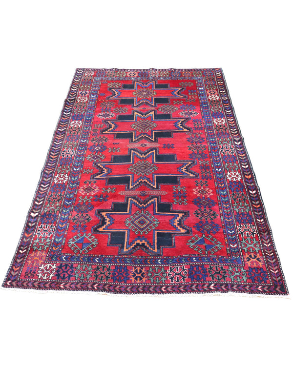 Tappeto Hamadan 214x131 cm in lana annodata a mano, con motivi a stelle geometriche su fondo rosso e cornice tribale.