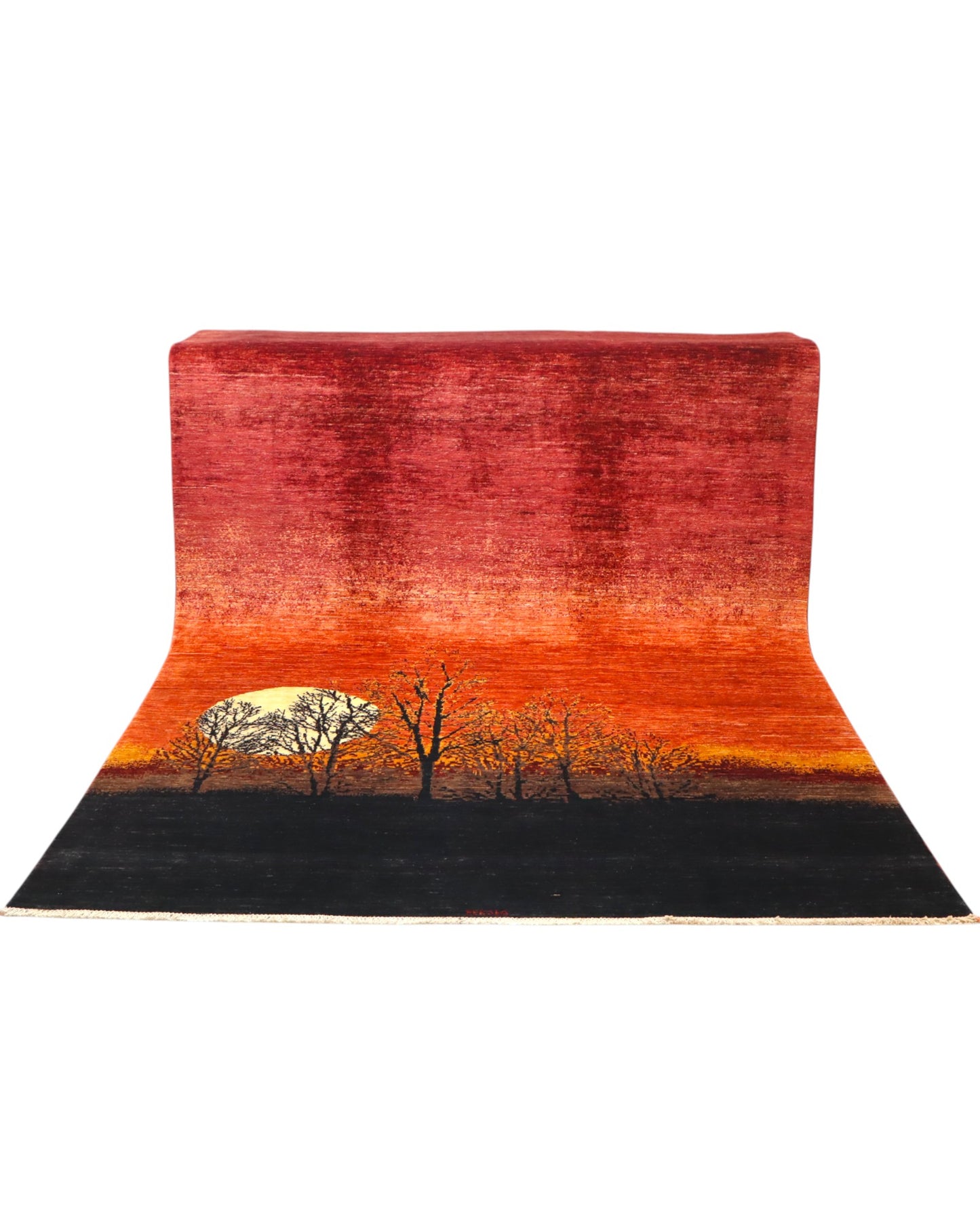 Tappeto Moderno persiano 300x243 cm con paesaggio al tramonto, fondo rosso e nero con alberi e luna bianca, tramato ed annodato a mano.
