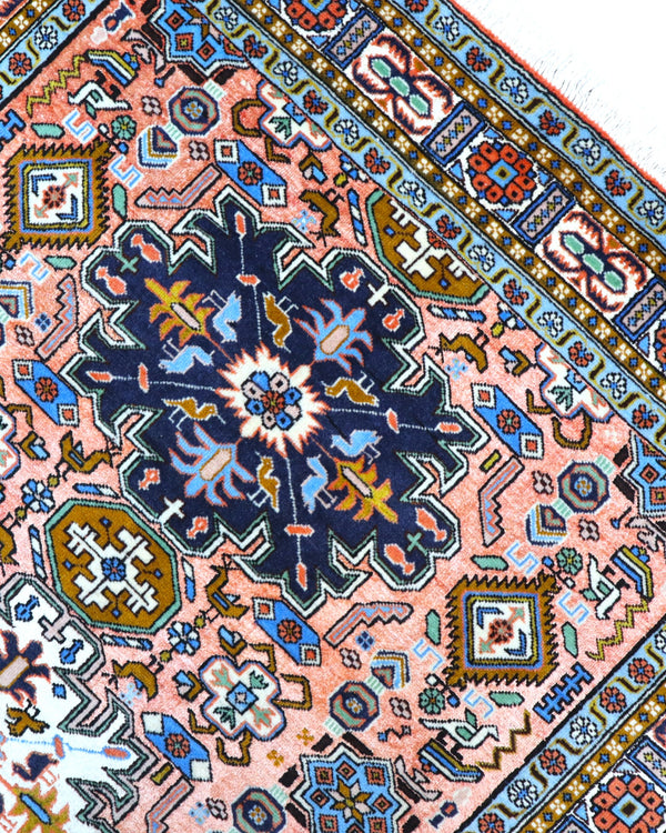 Tappeto Ardabil 186x135 cm, lana annodata a mano, fondo rosa con tre medaglioni centrali blu, bianco e nero.