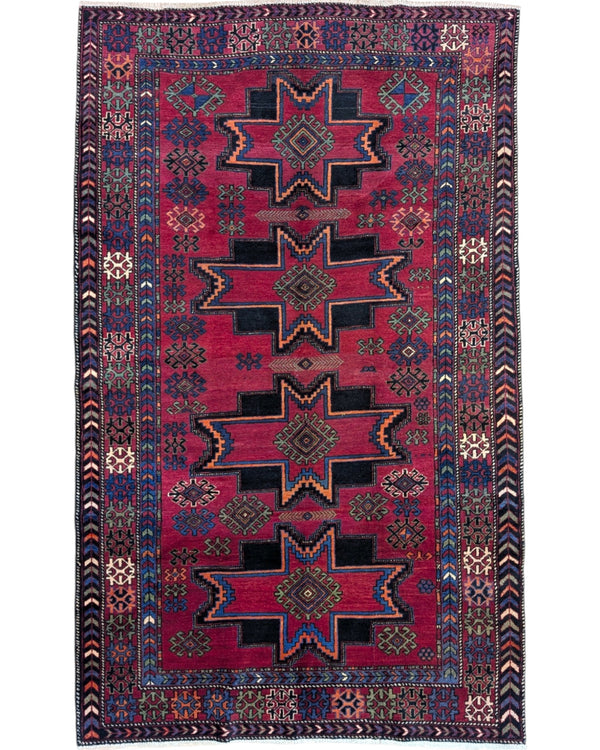 Tappeto Hamadan 214x131 cm in lana annodata a mano, con motivi a stelle geometriche su fondo rosso e cornice tribale.