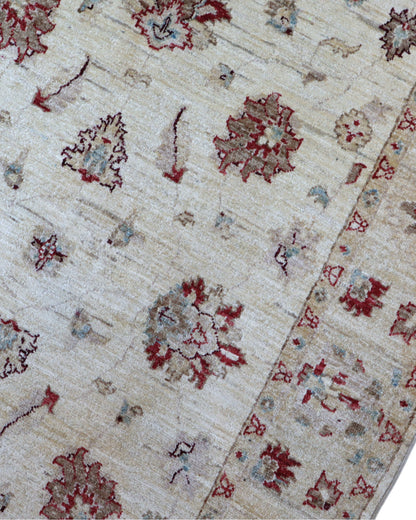 Tappeto Farahan 188x123 cm persiano, annodato a mano, fondo beige/avorio con motivi floreali rossi e tocchi azzurri.