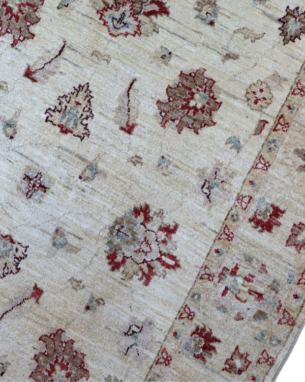 Tappeto Farahan 188x123 cm persiano, annodato a mano, fondo beige/avorio con motivi floreali rossi e tocchi azzurri.