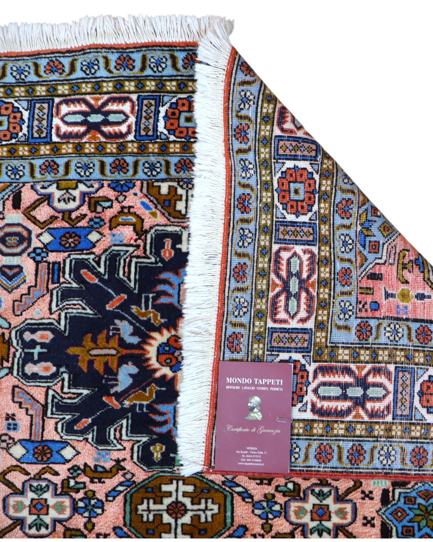 Tappeto Ardabil 186x135 cm, lana annodata a mano, fondo rosa con tre medaglioni centrali blu, bianco e nero.