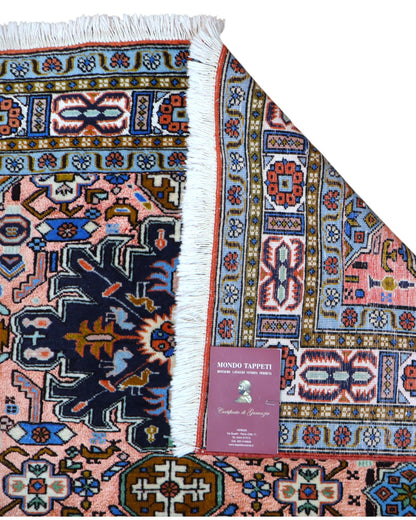 Tappeto Ardabil 186x135 cm, lana annodata a mano, fondo rosa con tre medaglioni centrali blu, bianco e nero.