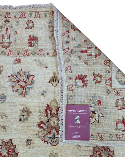 Tappeto Farahan 188x123 cm persiano, annodato a mano, fondo beige/avorio con motivi floreali rossi e tocchi azzurri.