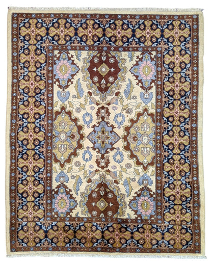 Tappeto Kashmir 159x130 cm in seta e lana, con motivi floreali su fondo avorio e cornice blu e oro, annodato a mano.
