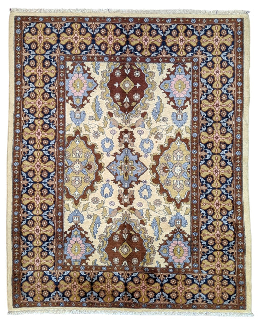 Tappeto Kashmir 159x130 cm in seta e lana, con motivi floreali su fondo avorio e cornice blu e oro, annodato a mano.