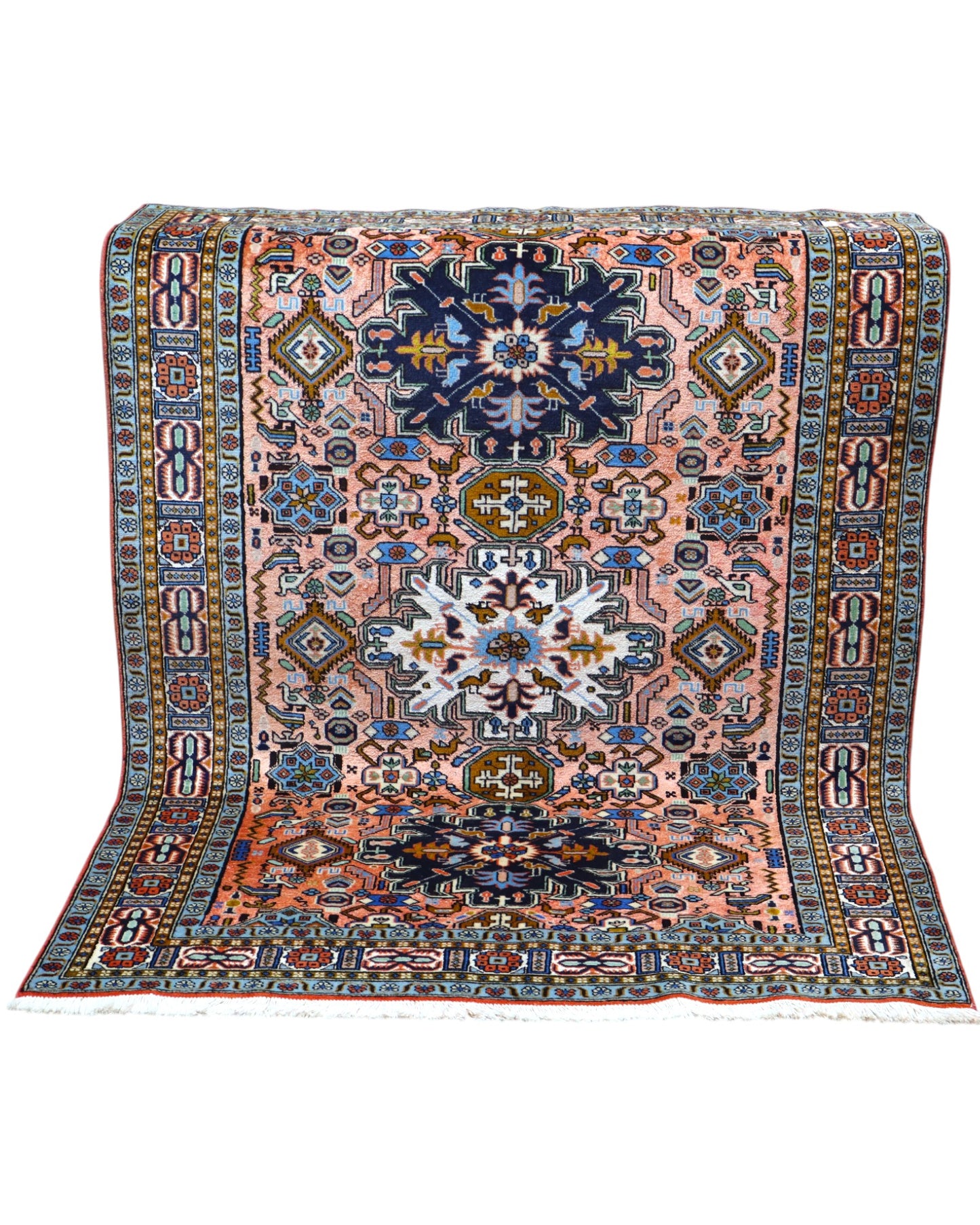 Tappeto Ardabil 186x135 cm, lana annodata a mano, fondo rosa con tre medaglioni centrali blu, bianco e nero.