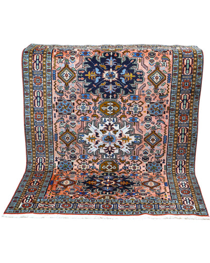 Tappeto Ardabil 186x135 cm, lana annodata a mano, fondo rosa con tre medaglioni centrali blu, bianco e nero.