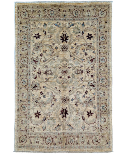 Tappeto Ziegler 182x125 cm con fondo beige e motivi floreali marroni e azzurri, tramato ed annodato a mano, provenienza Afghanistan.