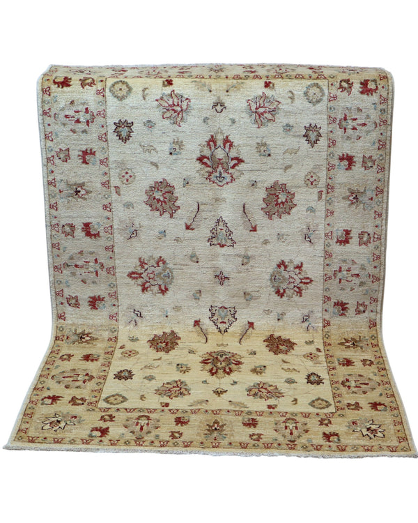 Tappeto Farahan 188x123 cm persiano, annodato a mano, fondo beige/avorio con motivi floreali rossi e tocchi azzurri.