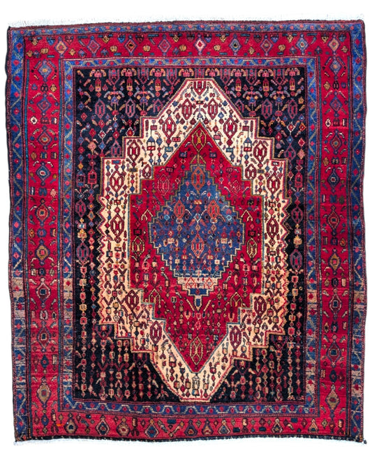 Tappeto Senneh 176x146 cm annodato a mano, con medaglione centrale blu e motivi geometrici su fondo rosso e avorio.