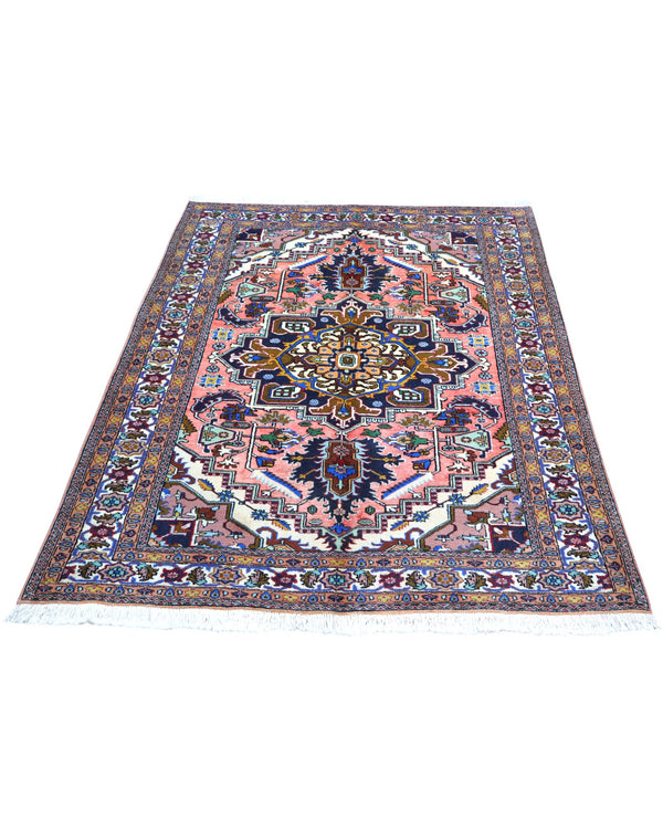 Tappeto Ardabil 187x136 cm persiano, annodato a mano, fondo rosa antico con medaglione geometrico blu e motivi floreali stilizzati.