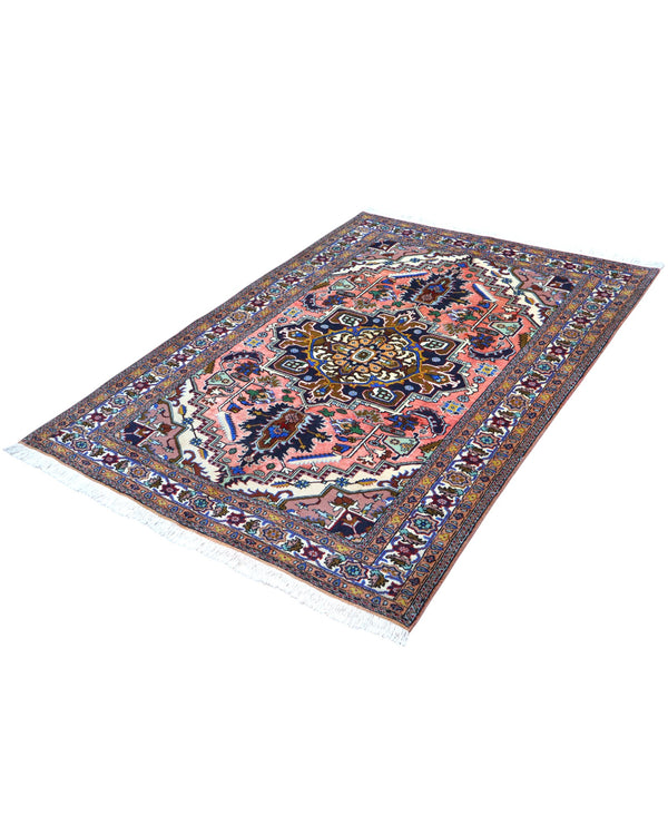 Tappeto Ardabil 187x136 cm persiano, annodato a mano, fondo rosa antico con medaglione geometrico blu e motivi floreali stilizzati.