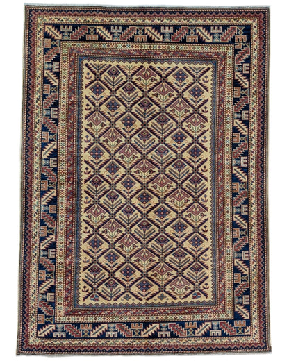 Tappeto Shirvan 166x120 cm in lana annodata a mano, fondo chiaro con rombi geometrici e cornici caucasiche.