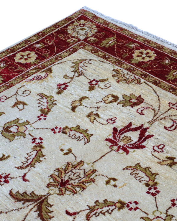 Tappeto Ziegler 195x135 cm in lana, annodato a mano, fondo avorio con disegni floreali e cornice rosso rubino.