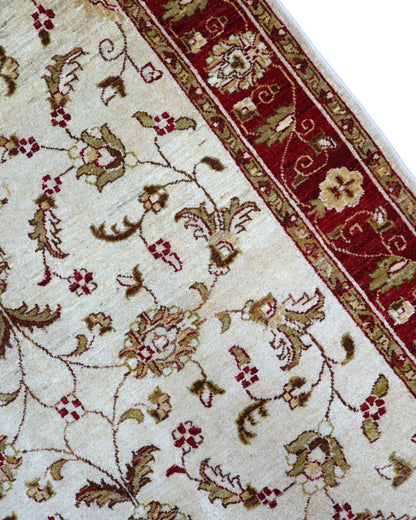 Tappeto Ziegler 195x135 cm in lana, annodato a mano, fondo avorio con disegni floreali e cornice rosso rubino.