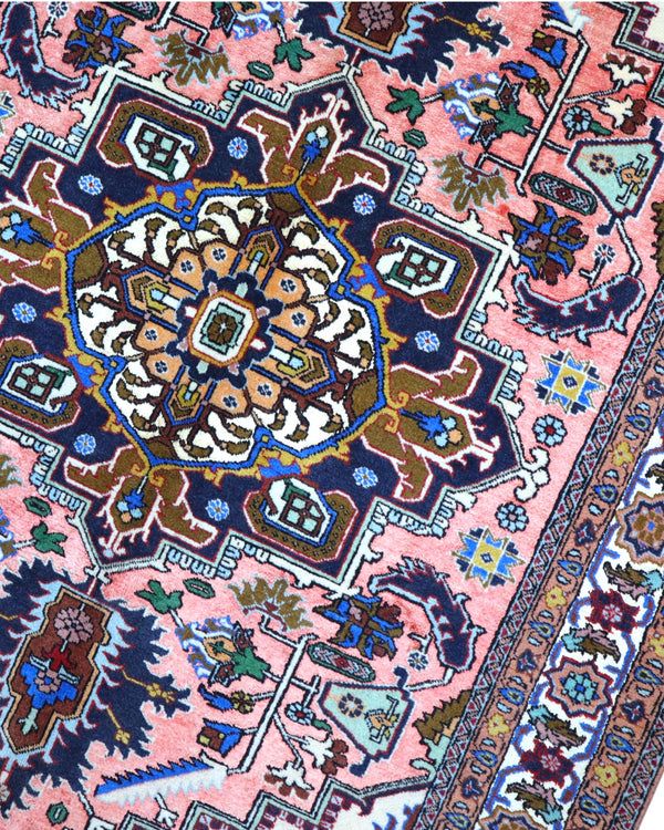 Tappeto Ardabil 187x136 cm persiano, annodato a mano, fondo rosa antico con medaglione geometrico blu e motivi floreali stilizzati.