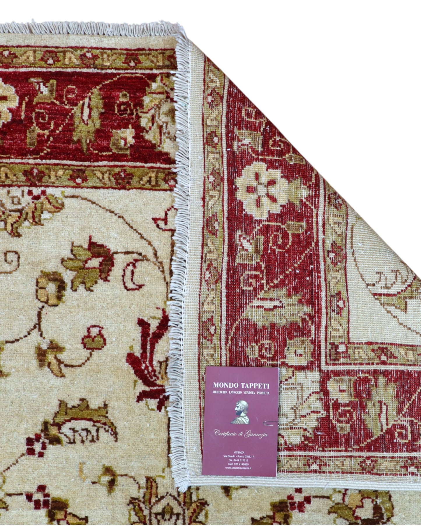 Tappeto Ziegler 195x135 cm in lana, annodato a mano, fondo avorio con disegni floreali e cornice rosso rubino.