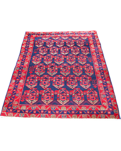 Tappeto Hamedan blu e rosso 150x109 cm con disegni tribali in salotto