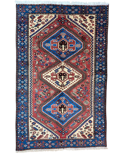 Tappeto Salame persiano 203x130 cm, annodato a mano, con tre medaglioni romboidali geometrici su fondo rosso e blu.