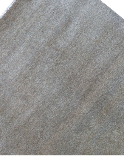 Tappeto moderno 183x138 cm annodato a mano, in lana e cotone, con sfumature grigio e taupe dal design minimalista.