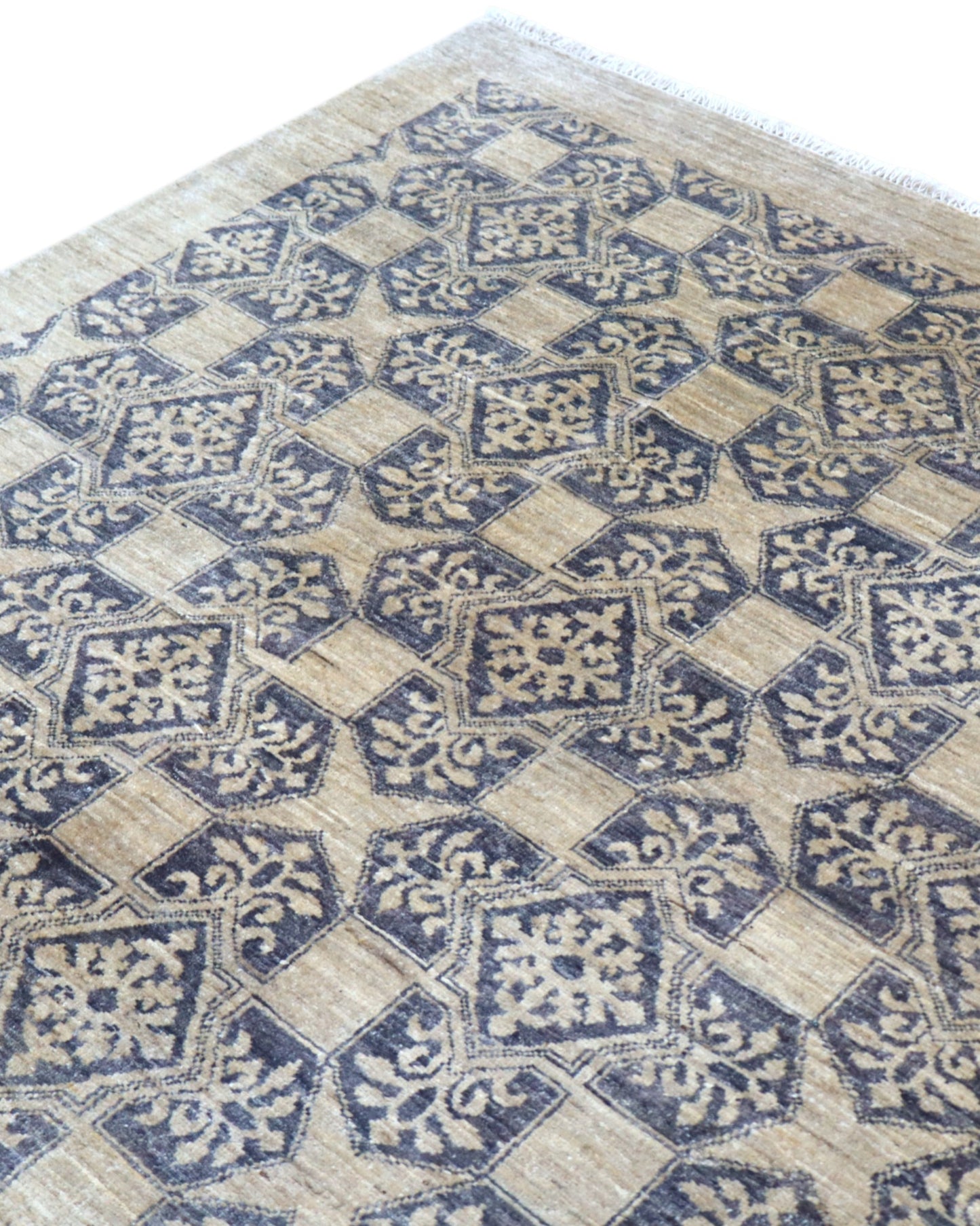 Tappeto Moderno persiano 313x206 cm con fondo beige neutro, motivi geometrici neri e dettagli fucsia, tramato ed annodato a mano.