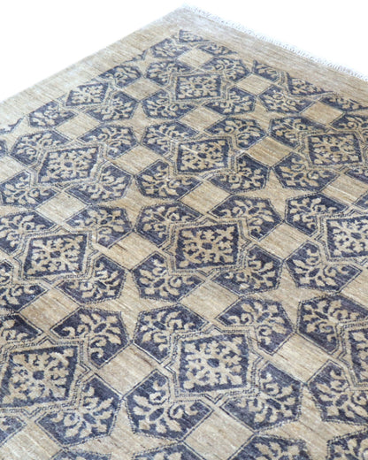 Tappeto Moderno persiano 313x206 cm con fondo beige neutro, motivi geometrici neri e dettagli fucsia, tramato ed annodato a mano.