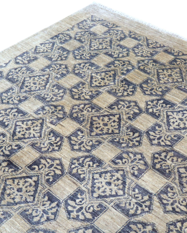 Tappeto Moderno persiano 313x206 cm con fondo beige neutro, motivi geometrici neri e dettagli fucsia, tramato ed annodato a mano.