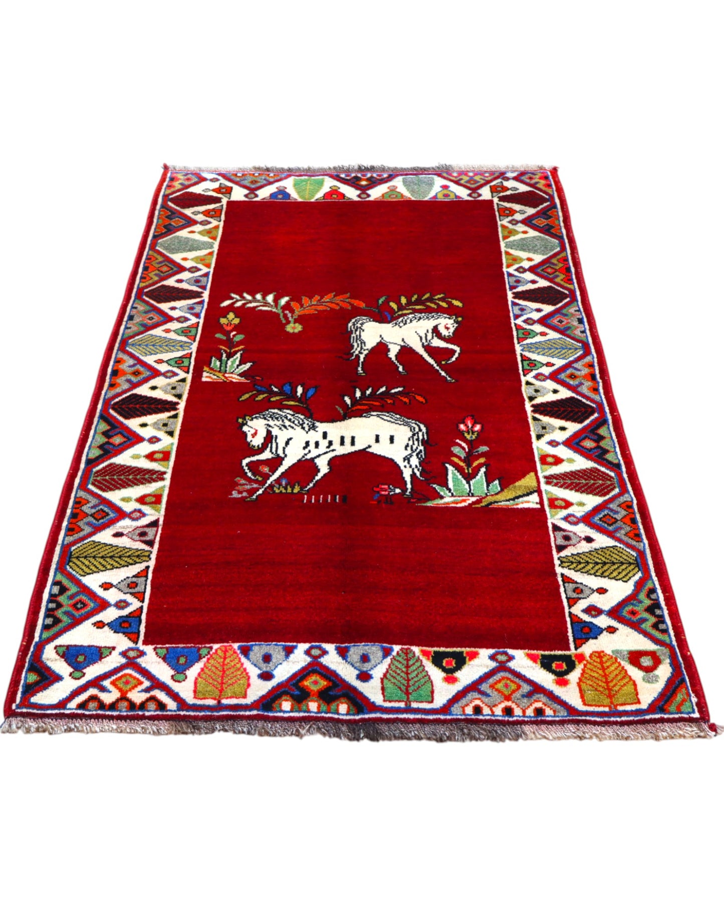 Tappeto Gashgai 185x111 cm annodato a mano, con cavalli stilizzati bianchi su fondo rosso e cornice geometrica multicolore.