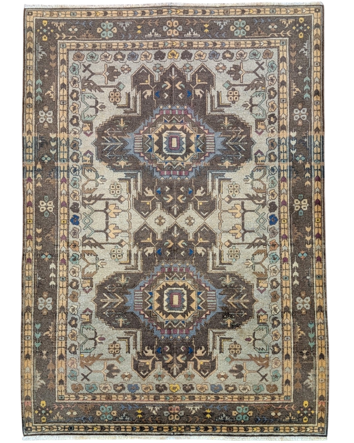 Tappeto Ziegler 175x210 cm, annodato a mano, con motivi geometrici e floreali stilizzati nei toni beige, marrone e blu.