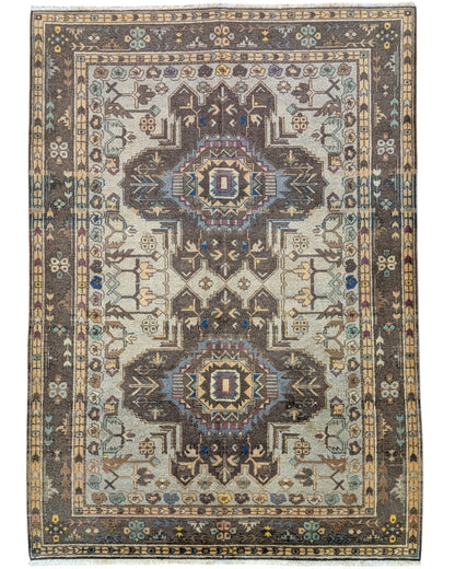 Tappeto Ziegler 175x210 cm, annodato a mano, con motivi geometrici e floreali stilizzati nei toni beige, marrone e blu.