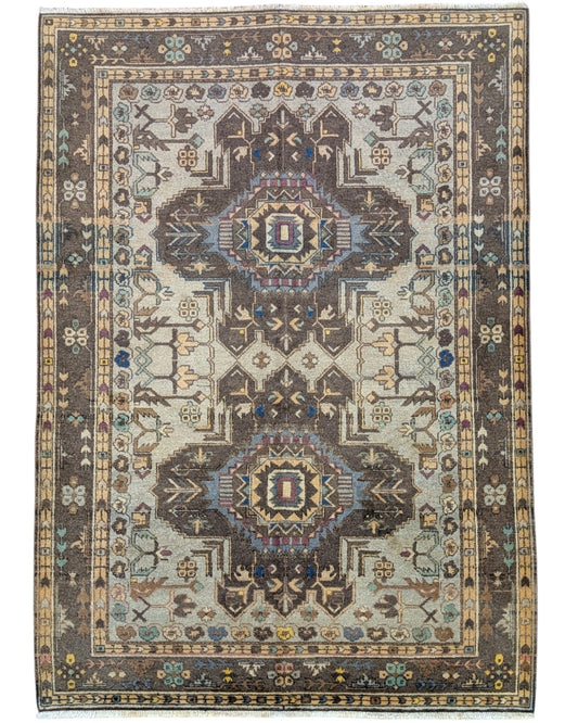 Tappeto Ziegler 175x210 cm, annodato a mano, con motivi geometrici e floreali stilizzati nei toni beige, marrone e blu.