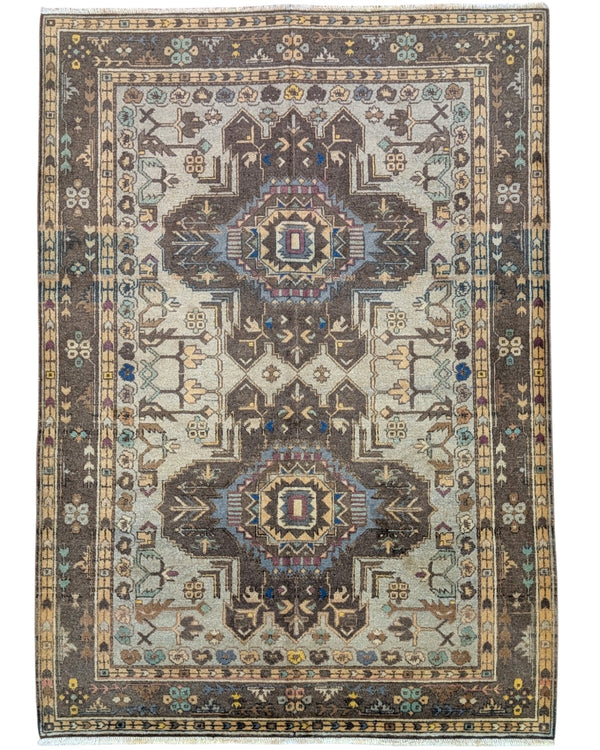 Tappeto Ziegler 175x210 cm, annodato a mano, con motivi geometrici e floreali stilizzati nei toni beige, marrone e blu.