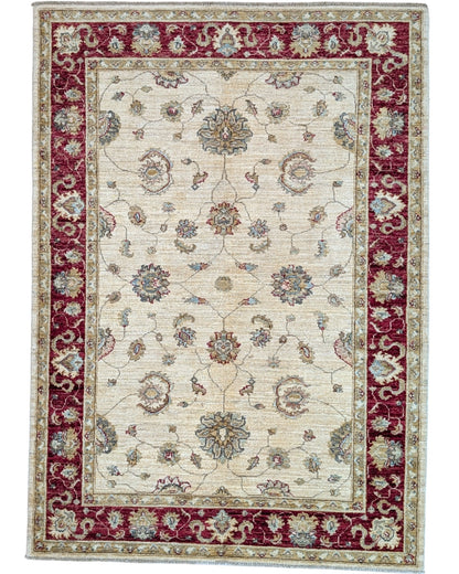 Tappeto Ziegler 175x127 cm, annodato a mano, fondo avorio con motivi floreali stilizzati e cornice rosso rubino.