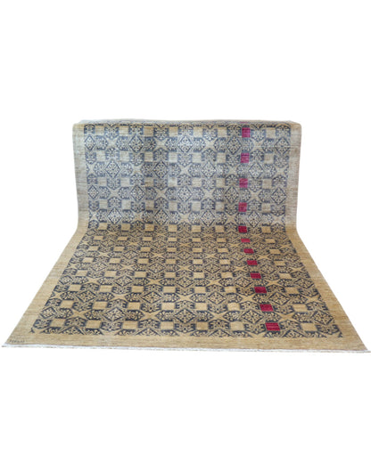 Tappeto Moderno persiano 313x206 cm con fondo beige neutro, motivi geometrici neri e dettagli fucsia, tramato ed annodato a mano.