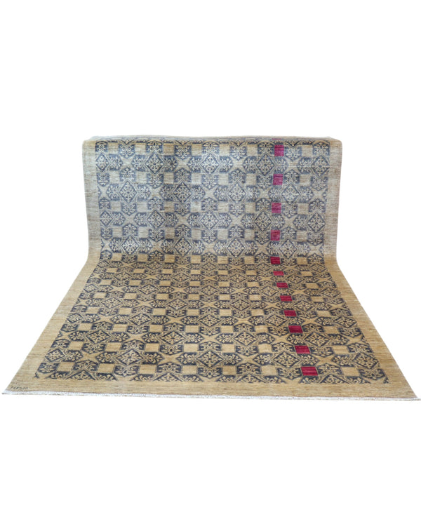 Tappeto Moderno persiano 313x206 cm con fondo beige neutro, motivi geometrici neri e dettagli fucsia, tramato ed annodato a mano.