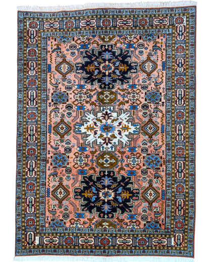 Tappeto Ardabil 186x135 cm, lana annodata a mano, fondo rosa con tre medaglioni centrali blu, bianco e nero.