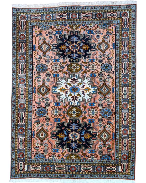 Tappeto Ardabil 186x135 cm, lana annodata a mano, fondo rosa con tre medaglioni centrali blu, bianco e nero.